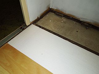 Vyrovnání podlahy mezi jäkly 3cm polystyrenem s první krycí deskou z plovoučky