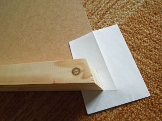 Papírová šablona na určení přesného úhlu ořezu latí