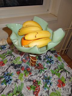 Mísa na noze ze sukýnky k lustru s banány